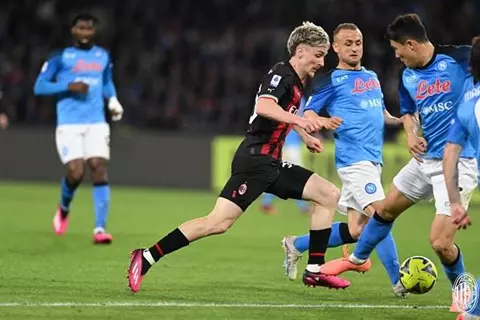 لياو على مقاعد البدلاء.. تشكيل نابولي وميلان في قمة الدوري الإيطالي